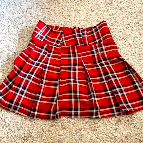 red pleated skirt - Picture 1 of 1